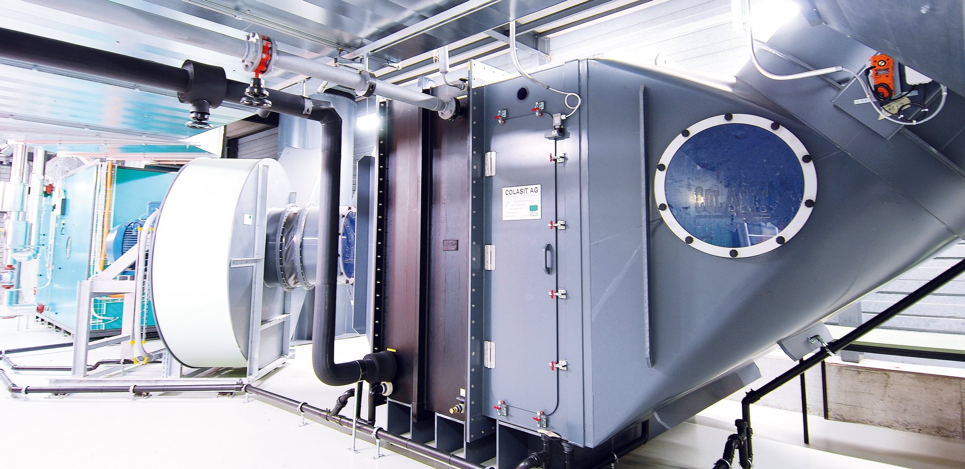 Industriventilation med inbyggd värmeväxlare i plast och en plastfläkt i bakgrunden – Colasit