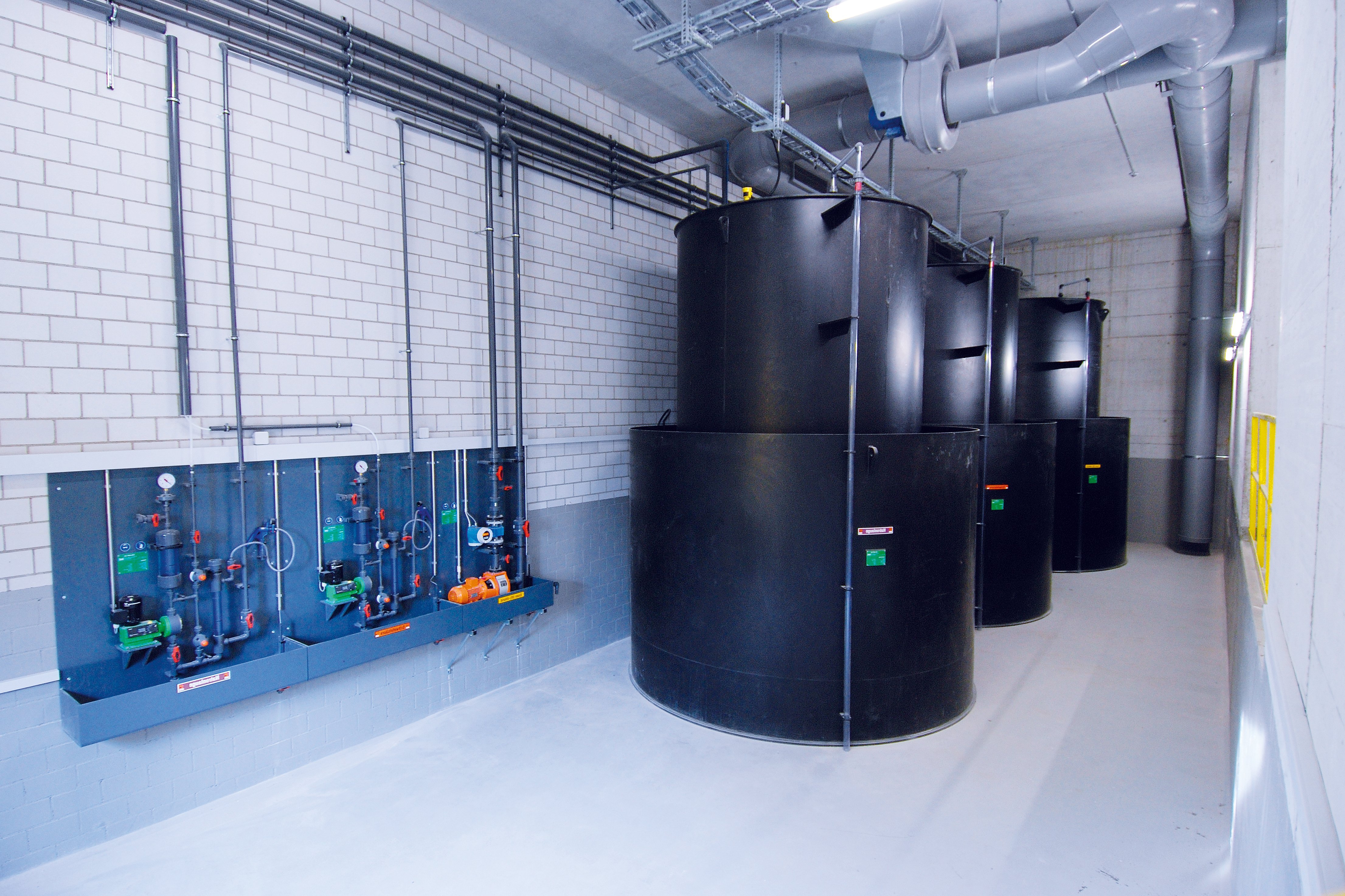 Plasttankar för inomhusbruk med plaströr för kemikalielagring – Colasit