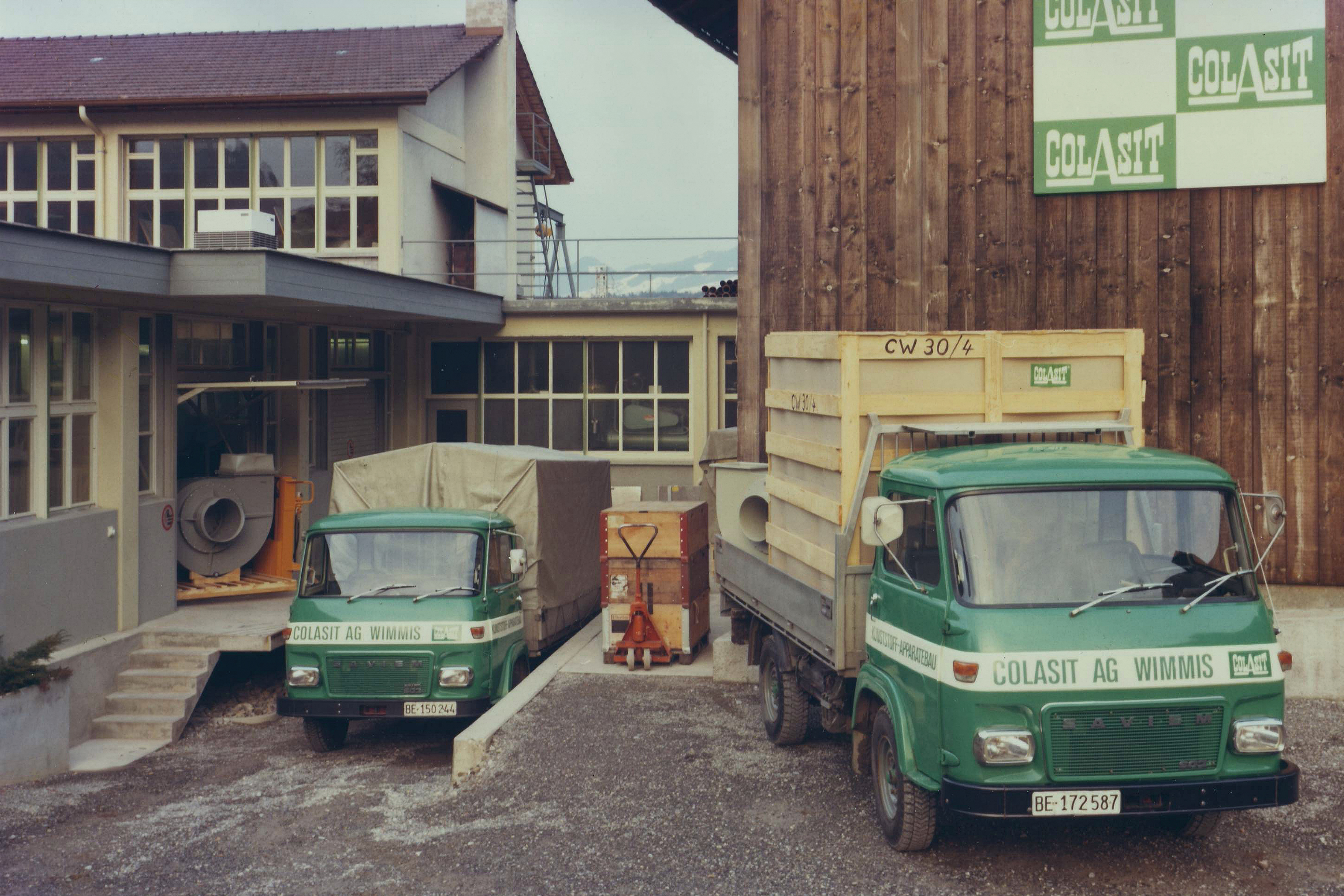 Företagets anläggning i Wimmis med transportfordon 1974 – Colasit
